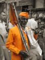 हाती चिपळ्या आणि खांद्यावर वीणा व पताका घेतलेला वारकरी.